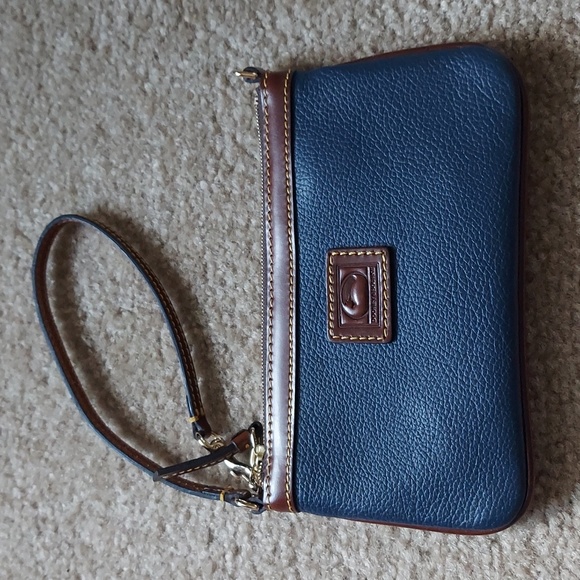 NWT DOONEY & BOURKE WRISTLET WALET MINT Logo Tan Beige
